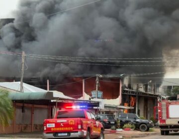 Com explosões e risco de desabamento, incêndio destrói distribuidora em Macapá