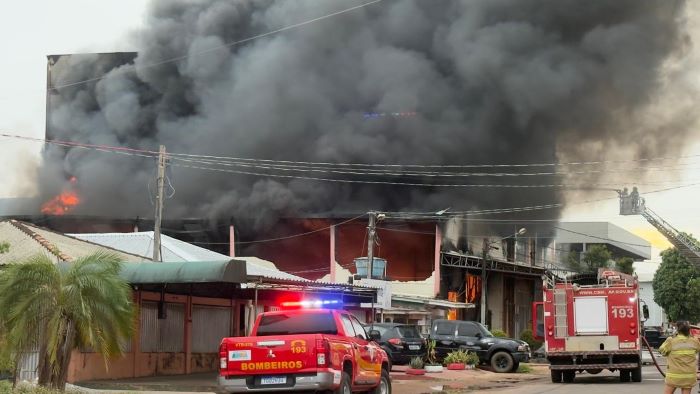 Com explosões e risco de desabamento, incêndio destrói distribuidora em Macapá