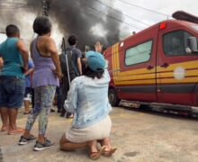 Moradores oram e distribuem café e água durante incêndio que destruiu distribuidora