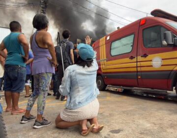 Moradores oram e distribuem café e água durante incêndio que destruiu distribuidora
