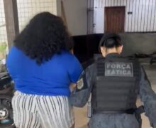 PM interrompe tráfico ‘escancarado’ e prende mulher