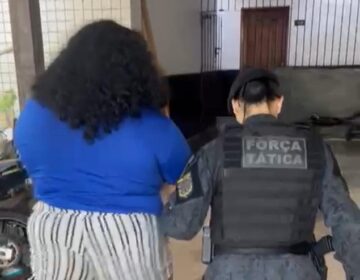 PM interrompe tráfico ‘escancarado’ e prende mulher