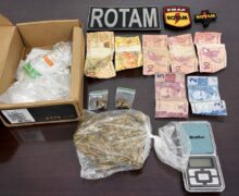Mulher que vendia drogas no pátio de casa é presa pela Rotam