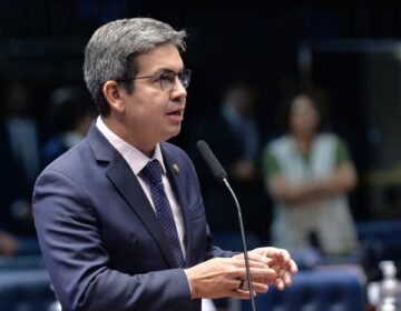 Randolfe renova críticas a Maduro, mas diz que EUA violaram direito internacional