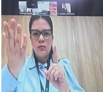 Intérprete de libras auxilia preso surdo e analfabeto em audiência de custódia