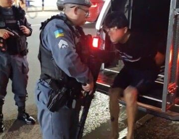 Reincidente no tráfico de drogas se exalta e é algemado pela PM