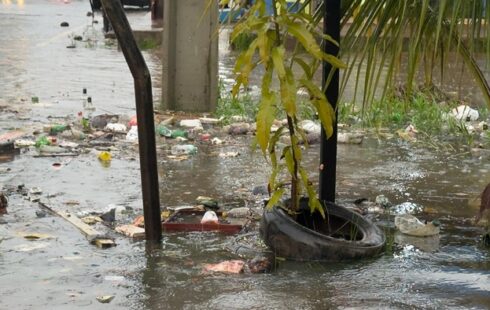 Chuvas provocam prejuízos e transformam ruas em rio de lixo em Macapá