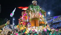 Mangueira brilha na Sapucaí com homenagem a Mestre Sacaca e ao Amapá