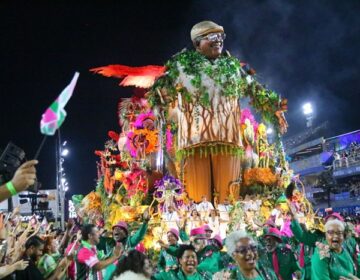 Mangueira brilha na Sapucaí com homenagem a Mestre Sacaca e ao Amapá