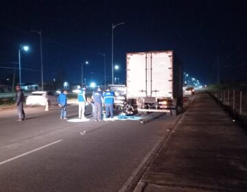Agente de portaria morre após colisão de moto com caminhão em pane em rodovia