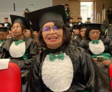 Agente de saúde de 71 anos comemora formatura em Macapá