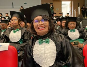 Agente de saúde de 71 anos comemora formatura em Macapá
