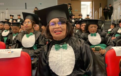Agente de saúde de 71 anos comemora formatura em Macapá