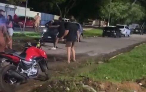 Policial é atacado a socos ao atender ocorrência em bloco de carnaval