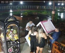 Menores e até casais furtam bichos de pelúcia em máquina: ‘vai, amor!”