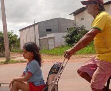 Sem transporte em escola da prefeitura, avô leva neta em carrinho de reciclagem
