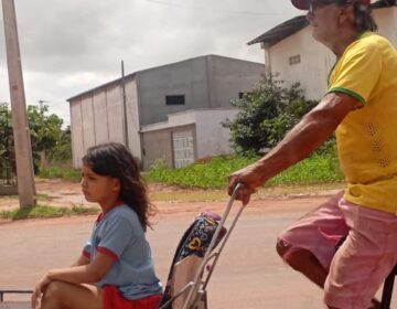 Sem transporte em escola da prefeitura, avô leva neta em carrinho de reciclagem