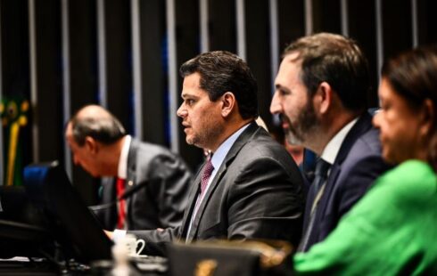 Alcolumbre lidera aprovação de projeto que torna crime toda relação sexual com menor de 14 anos