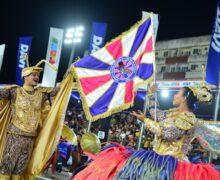 Arquibancadas lotadas e nenhuma ocorrência grave marcam 1ª noite de desfiles no Sambódromo