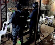 Cerco policial termina com casal preso por tráfico no Residencial Macapaba