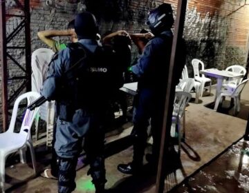 Cerco policial termina com casal preso por tráfico no Residencial Macapaba
