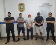 Filho que agredia pais idosos por dinheiro é preso ao se reaproximar de casa