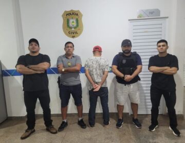 Filho que agredia pais idosos por dinheiro é preso ao se reaproximar de casa