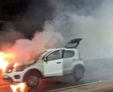 Carro pega fogo após subida forçada na Ponte da Integração
