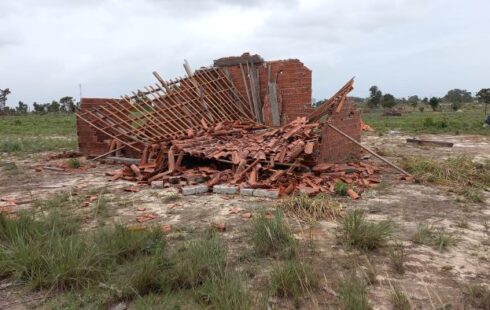 Tensão e casas destruídas marcam conflito por terras na BR-210