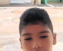 Menino de 8 anos faz apelo por rua sem buracos para aprender a andar de bicicleta