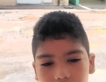 Menino de 8 anos faz apelo por rua sem buracos para aprender a andar de bicicleta