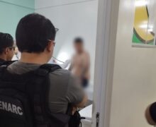 Motorista de aplicativo é preso após jogar carro contra policial durante abordagem