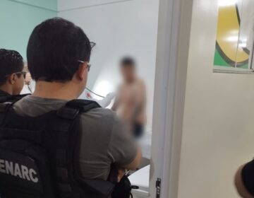 Motorista de aplicativo é preso após jogar carro contra policial durante abordagem