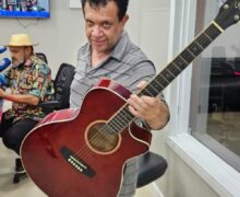 Trio do Osmar Júnior estreia na Banda com clássicos no ‘estilo micareta’