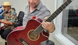 Trio do Osmar Júnior estreia na Banda com clássicos no ‘estilo micareta’