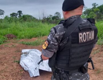 Após roubo, criminosos enfrentam a polícia e um morre em área de mata