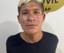 Filho sorri na delegacia após tentar agredir a mãe com tijolo