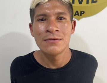 Filho sorri na delegacia após tentar agredir a mãe com tijolo