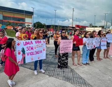 Caso Anna Paula: ato reúne centenas e pede fim da violência contra mulheres
