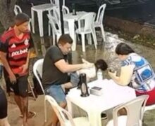 Jornalista salva filho de 8 meses de engasgo usando técnica aprendida em reportagem