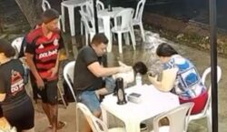 Jornalista salva filho de 8 meses de engasgo usando técnica aprendida em reportagem