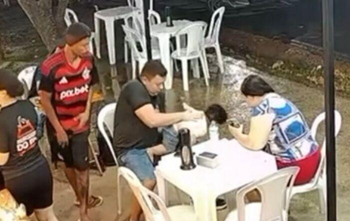 Jornalista salva filho de 8 meses de engasgo usando técnica aprendida em reportagem