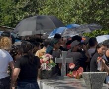 Sob forte comoção, corpo de jovem assassinada em loja é enterrado em Santana