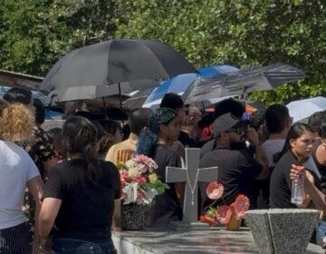 Sob forte comoção, corpo de jovem assassinada em loja é enterrado em Santana