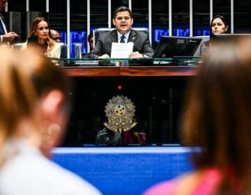 Senado aprova monitoramento de agressores com tornozeleira e inteligência artificial