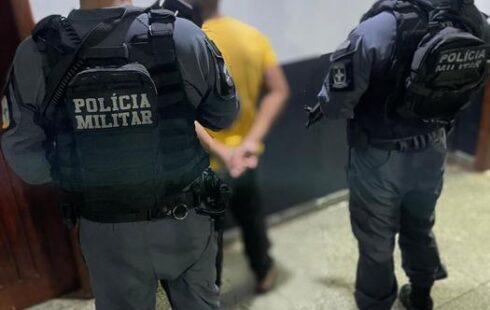 Foragido por estupro de vulnerável é capturado após tentar se esconder em brinquedos de praça