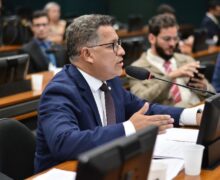 Com inversão de pauta de Malafaia, PEC que eleva piso de agentes a três salários avança