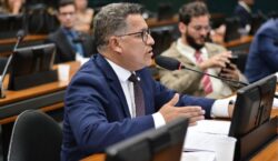 Com inversão de pauta de Malafaia, PEC que eleva piso de agentes a três salários avança