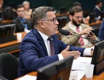 Com inversão de pauta de Malafaia, PEC que eleva piso de agentes a três salários avança