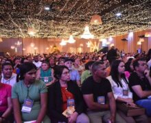 Acácio reúne 2 mil pessoas em lançamento de programa que construirá casas nos 16 municípios